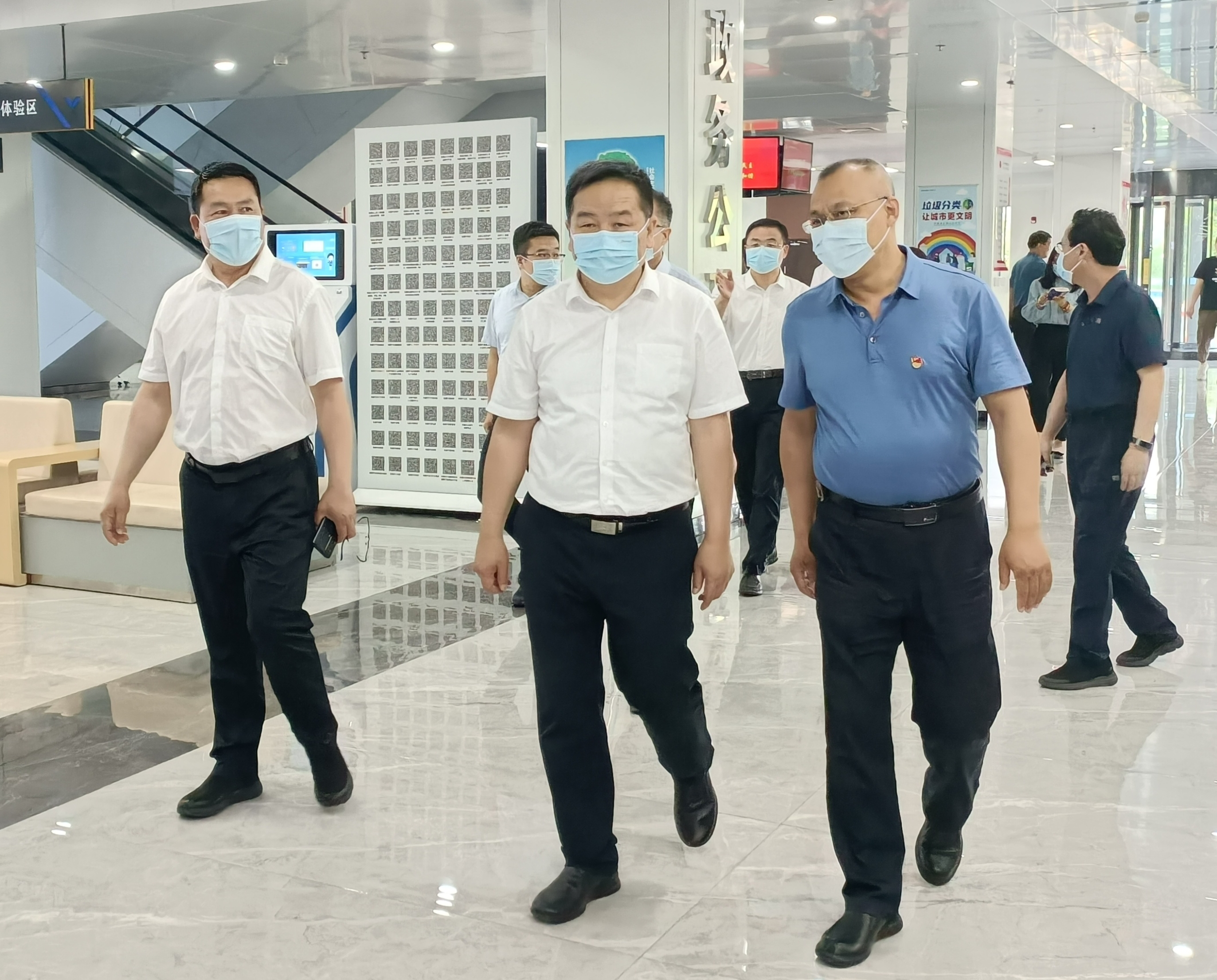 市委书记陈耳东深入市公共服务中心公积金窗口调研